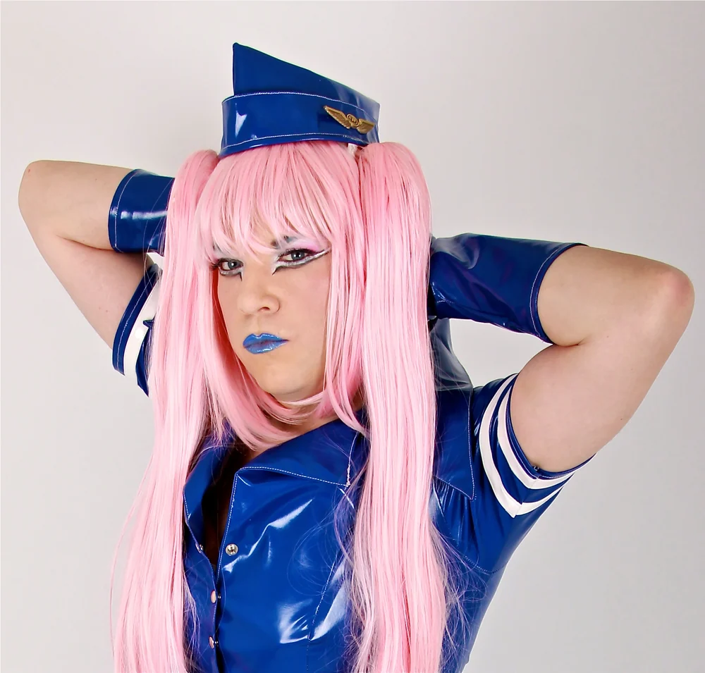 Portrait Latex Vamp en cosplay bleu avec perruque rose